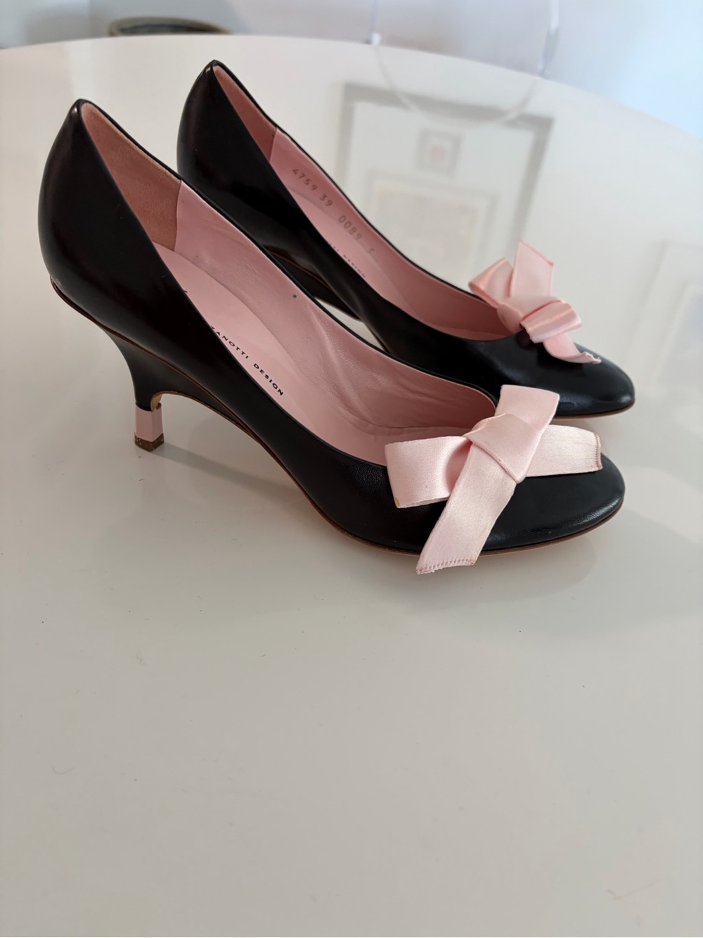Giuseppe Zanotti Black Patent Pumps with Pink Satin Bows - Picture 3 of 7